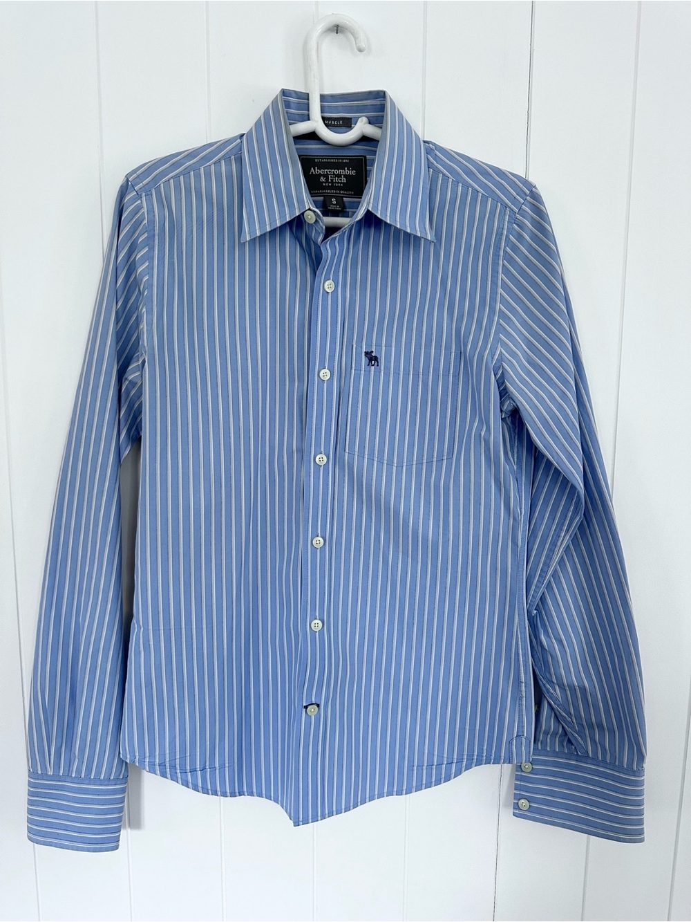 Abercrombie & Fitch Men’s Muscle Fit Blue And White Striped Button-Down Shirt, S
